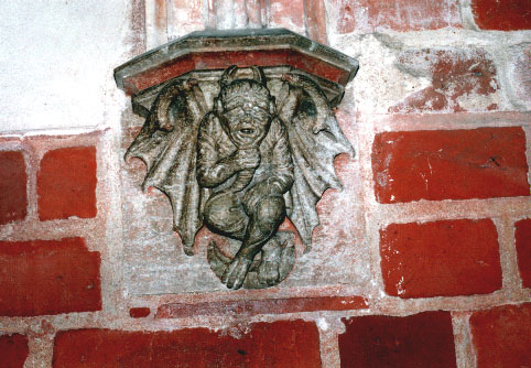Un corbel con una escultura del diablo del castillo de Malbork, demostrada como figura C4 en mi tratado polaco [4B] y tambiйn como figura N5 en mi monografнa [1/4].